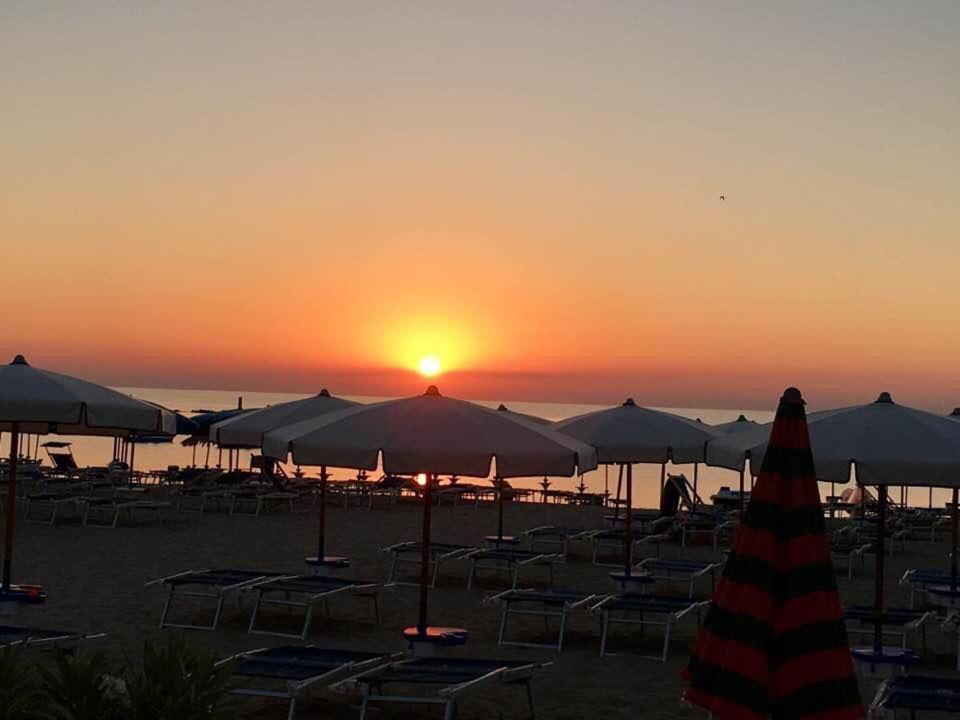 Le Rose Beach & Suites Appartamenti Fronte Mare A Villarosa Martinsicuro Εξωτερικό φωτογραφία